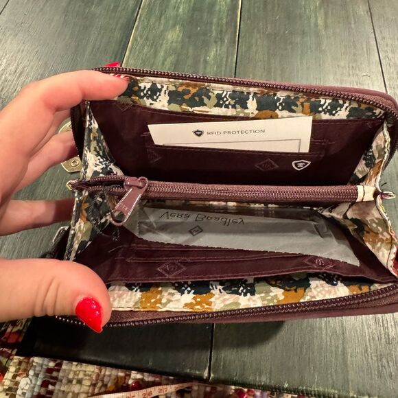 Vera Bradley RFID Grab & Go Wristlet in a colorful paisley print NWOT - Picture 4 of 6